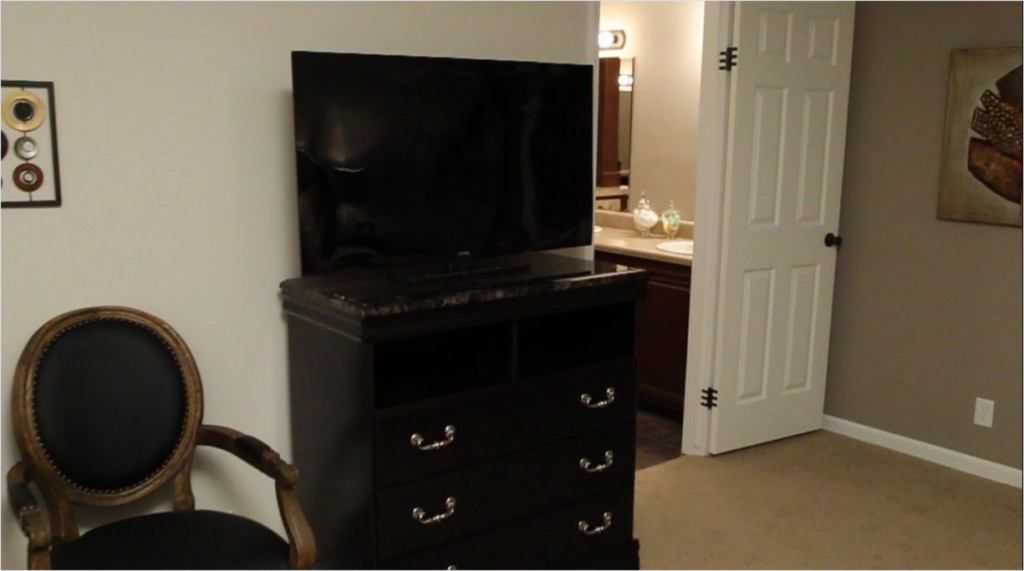 9-tv-dresser-chair-master-bedroom--tunica_kabco_10thanniversary_as-00-332x72