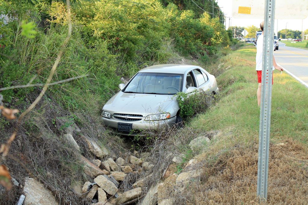 car-in-ditch-credit=dothan-eye-news-posted-mhlivingnews-com