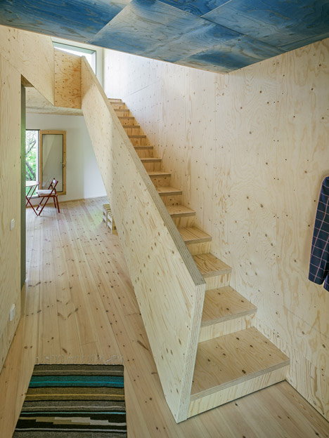 happy-cheap-house-jetson-green=credit-posted-mhlivingnews-com-stairs1