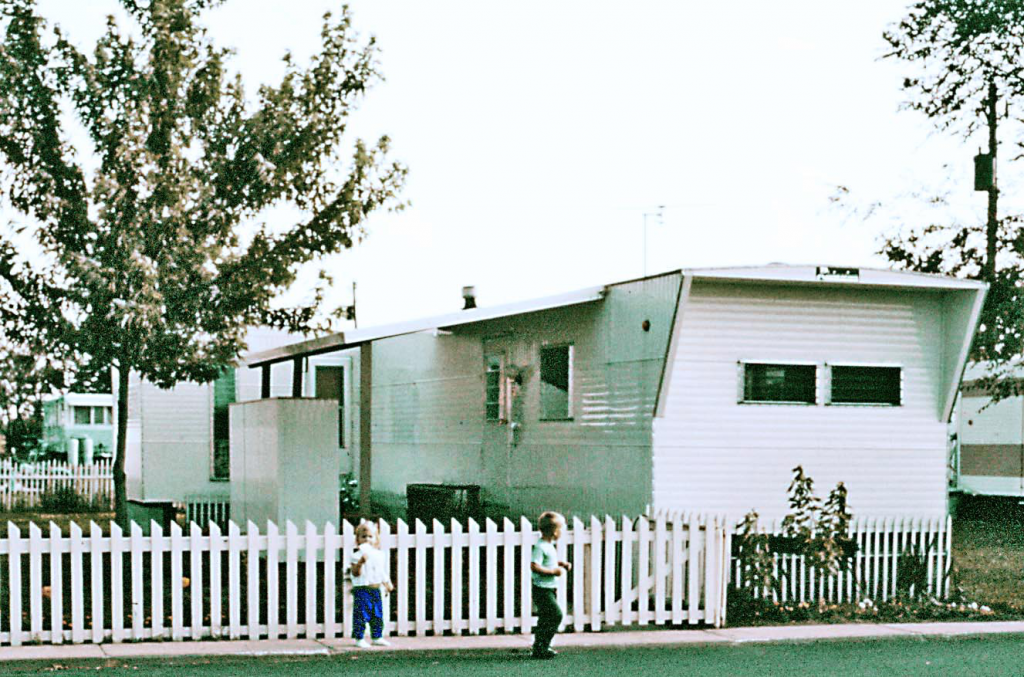 richardson-mobile-home-skirted-fenced-porch-credit-bob-vasholtz-posted-mhpronews-com-