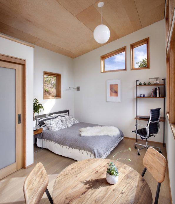 bedroom-high-ceilings-make-look-larger-AvavaHomesCreditBusinessInsider-postedMHLivingNews-